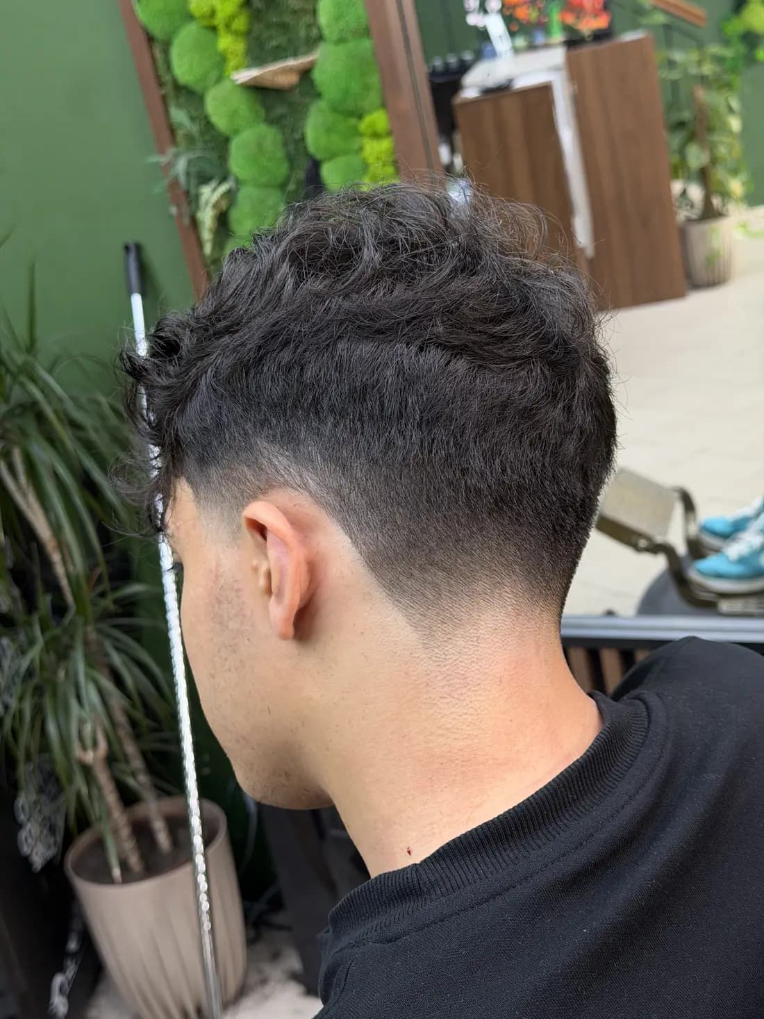 Low fade s kudrnatou texturou